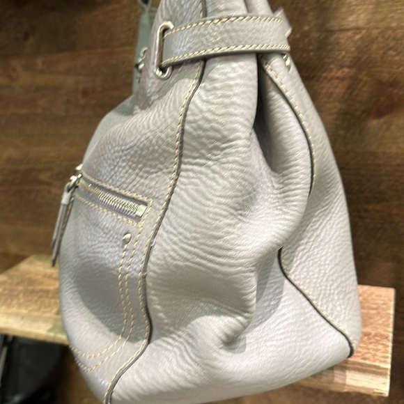 COLE HAAN LEATHER BUCKLE SHOULDER BAG IN GRAY pebbled leather - Picture 4 of 11